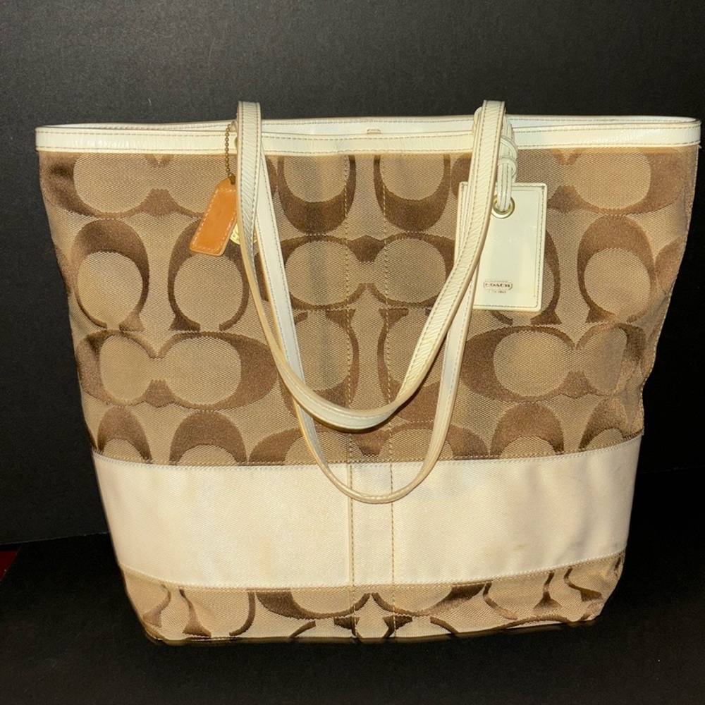 Beautiful Coach handbag - Picture 2 of 7
